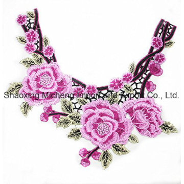 Collier en fleur de dentelle multicolore couture sur fil de polyester utilisé